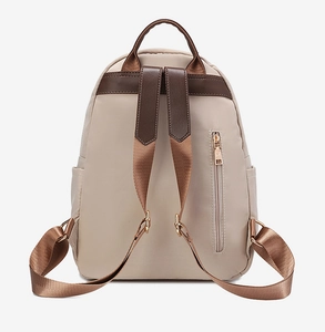 Détail de la poche arrière antivol et des bretelles en cuir réglables du sac à dos
