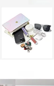 Vue intérieure du sac à bandoulière dégradé montrant la capacité pour téléphone et maquillage