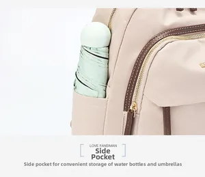 Détail de la poche latérale du sac à dos Oxford avec un parapluie compact