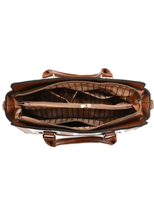 Intérieur du sac à main en cuir marron avec doublure rayée et compartiments zippés