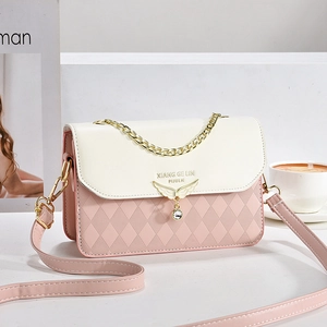 Sac bandoulière matelassé chic rose et blanc avec breloque aile dorée pour femme