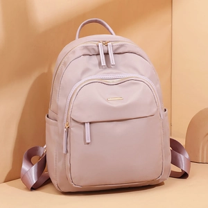 Sac à dos Oxford lavande élégant pour femme avec logo doré et poches latérales pratiques