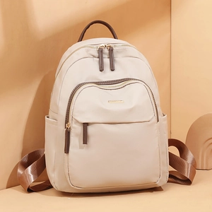 Sac à dos à la mode en tissu beige Oxford avec sangles en cuir brun et fermoirs dorés