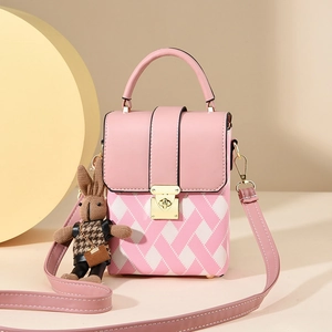 Sac bandoulière rose en patchwork avec motif à carreaux, fermoir doré et lapin