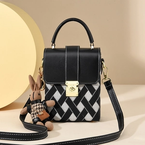 Petit sac de téléphone bicolore à damier avec breloque lapin et fermoir doré chic