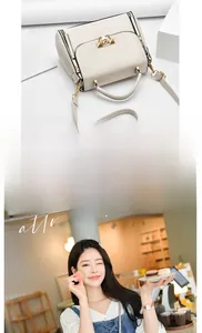 Gros plan du sac bandoulière en cuir crème avec boucle dorée et sangle réglable