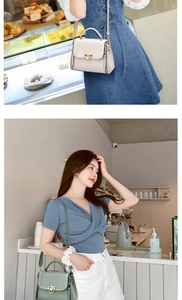 Détail de sacs à bandoulière avec boucles dorées géométriques et chaînes élégantes