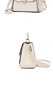 Détails du sac en cuir crème avec chaîne dorée et poignée supérieure sous angles latéraux