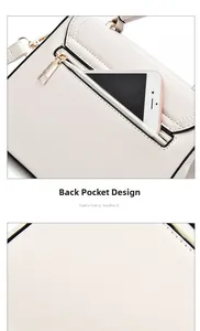 Détail du sac en cuir beige avec poche arrière zippée et texture en cuir grainé fin