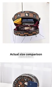 Detailansicht der runden Mini-Umhängetasche mit Platz für Smartphone und Kosmetikartikel