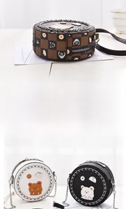 Drei runde Mini-Umhängetaschen in Braun kariert, Schwarz und Weiß mit Cartoon-Patches