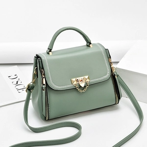 Sac à bandoulière vert sauge pour femme avec poignée supérieure et chaîne dorée chic