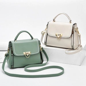 Sacs bandoulière chics pour femmes en vert et blanc cassé avec ferrures dorées et poignées