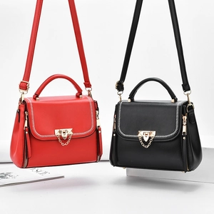 Sacs à bandoulière tendance en cuir PU avec surpiqûres blanches et serrure dorée en rouge et noir