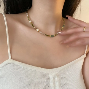 Elegant pearl and green gemstone beaded necklace for women in retro vintage style