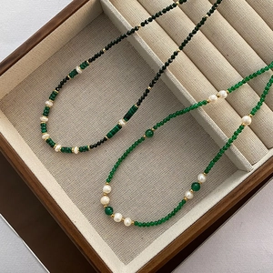 New Chinese style agate pearl necklace featuring malachite beads in a wooden jewelry box