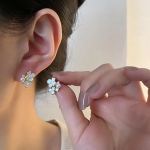Boucles d'oreilles fleurs élégantes avec pétales blancs et perles sur monture dorée
