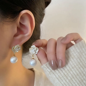 Orecchini eleganti a forma di rosa e perle con cristalli e zirconi per donne