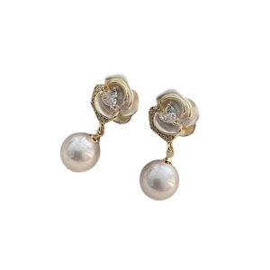 Eleganti orecchini a rosa con perla, zircone a cuore e dettagli dorati