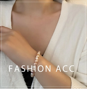 Vue détaillée d'un bracelet en perles de culture baroques sur poignet avec fermoir métal