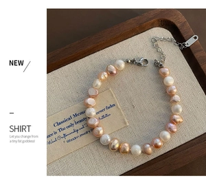 Gros plan d'un bracelet en perles d'eau douce baroques naturelles avec des perles colorées