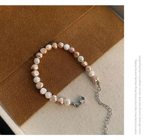 Détail du bracelet en perles de culture baroques avec perles colorées et fermoir mousqueton