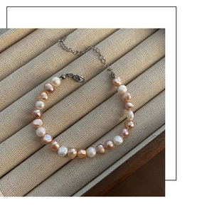 Détail du bracelet en perles de culture baroques colorées sur plateau en velours