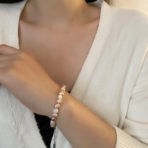 Bracelet élégant en perles de culture baroque d'eau douce avec fermoir en métal ajustable
