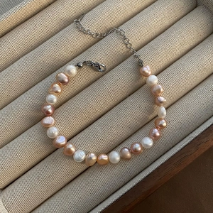 Bracelet en perles d'eau douce multicolores avec fermoir argenté réglable en boîte