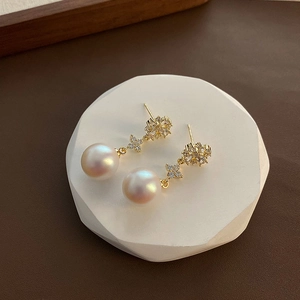 Elegant gold flower pearl earrings featuring clover design and sparkling small diamonds
