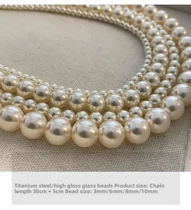 Détail d'un collier de perles multicouche avec billes de verre 3-10 mm et acier titane