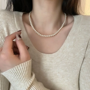 Collier de perles élégant de style coréen avec des perles blanches rondes sur un mannequin