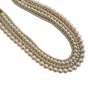 Collier élégant à plusieurs rangs de perles d'imitation sur fond blanc épuré