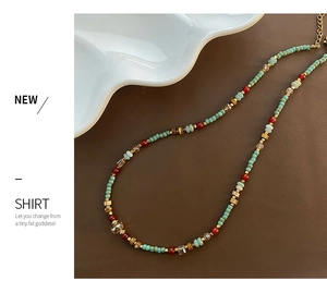 Détail d'un collier ethnique avec perles turquoise et accents de cristal brillant