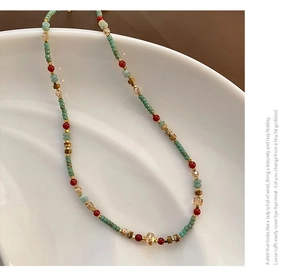 Vue détaillée du collier bohème avec pierres naturelles dans un plat en porcelaine blanc