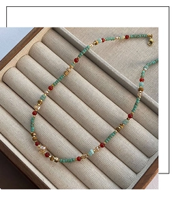 Détail d'un collier artisanal en pierres naturelles avec perles dans un écrin à bijoux