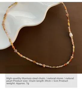 Détail du collier de perles d'eau douce avec pierres naturelles et chaîne en acier