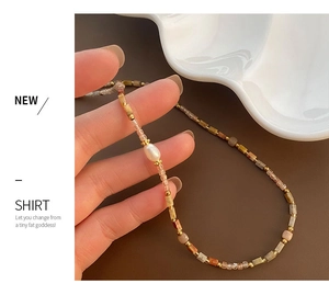 Vue détaillée du collier fait main avec perles colorées, perle d'eau douce et dorures