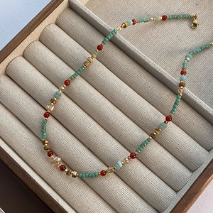 Collier bohème ethnique avec perles multicolores et pierres sur boîte à bijoux