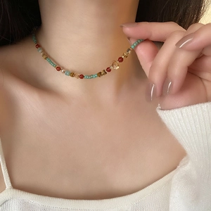 Collier en pierres naturelles de style ethnique avec perles colorées sur modèle