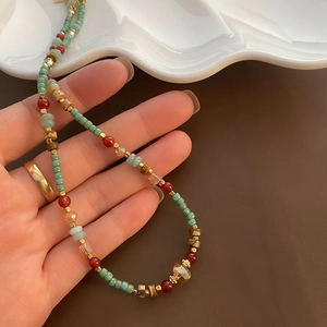 Collier en pierres naturelles de style ethnique aux tons turquoise, rouge et or