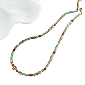 Collier ethnique avec perles vertes et finitions dorées au design minimaliste chinois