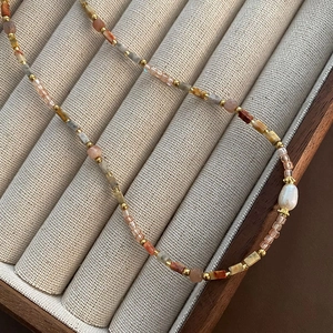 Collier en perles d'eau douce fait main avec perles colorées et perle baroque centrale