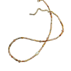 Collier de perles d'eau douce fait main avec perles colorées et fermoir doré