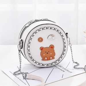 Mini-Rundtasche in Weiß mit süßer Bärchenstickerei und Metallkettenriemen für Damen