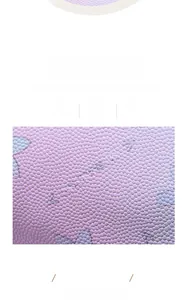 Vue macro détaillée de la texture du cuir PU violet avec motifs gaufrés élégants