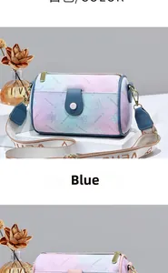 Détail du sac cylindre bleu dégradé avec texture litchi et imprimé floral élégant