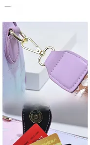Détail du sac lavande avec fermoir doré et bandoulière tissée en jacquard