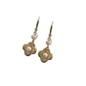 Elegante goldene Blumen-Ohrhänger mit weißen Perlen und funkelndem Zirkonia-Besatz