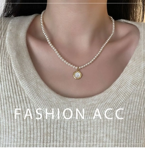Detailansicht einer Vintage Barockkette mit weißem Perlmuttanhänger und edlen Perlen